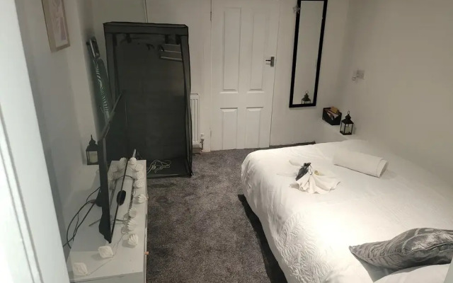 Hidden Treasure- 2 Beds Sleeps 3 Gillingham