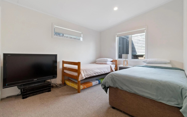 Modern Kiwi Bach - Waihi Beach Holiday Home