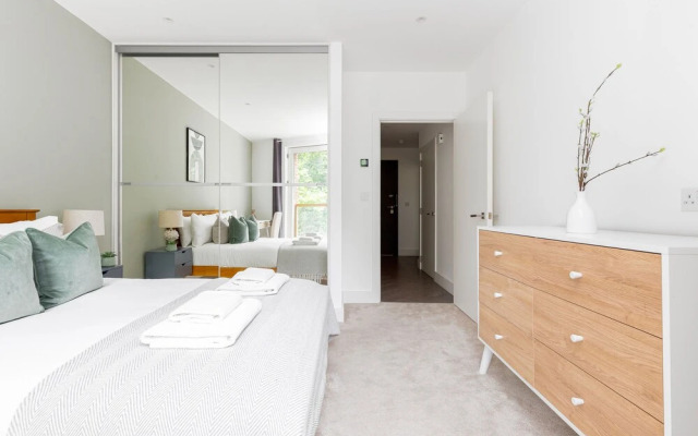 Luminous 2 Bed Balcony Flat in Islington