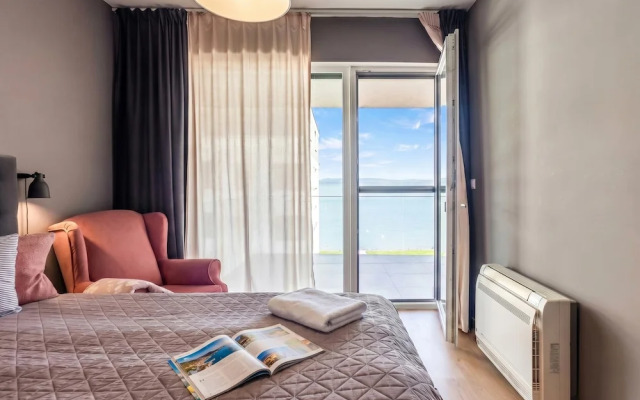 Lake Side Luxury – Steps to the Lake Lela