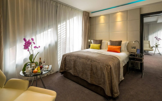 Montcalm East, Autograph Collection