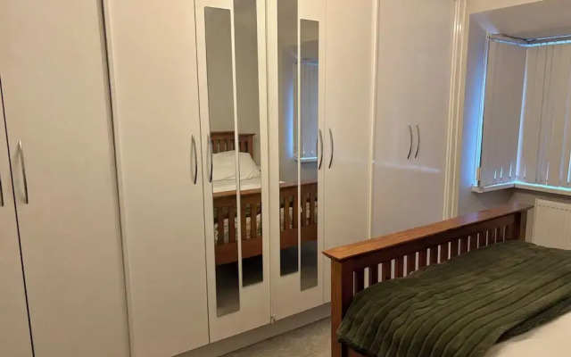 4 Bed House-sleeps 7-free Parking