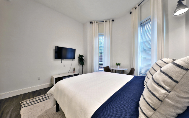 Spacious Studio With Fast Wifi!