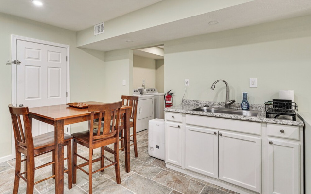 Near Bruce's Field, Downtown & Hospital! Cozy Unit