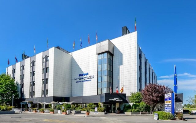 Отель Bologna Airport Италия, Болонья - 7 отзывов об отеле, цены и фото номеров - забронировать отель Bologna Airport онлайн вид на фасад