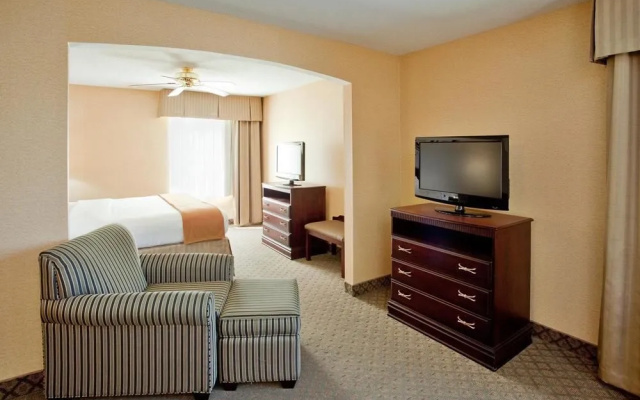 Days Inn & Suites South Boston