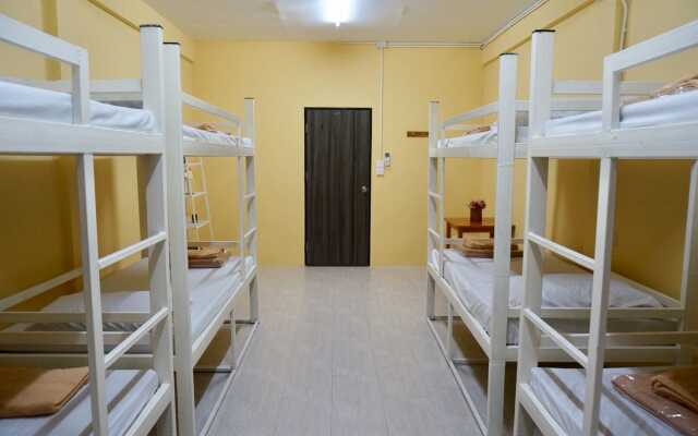 Отель Room 218 - Dorm For Rent - Adults Only Бангкок комната для гостей