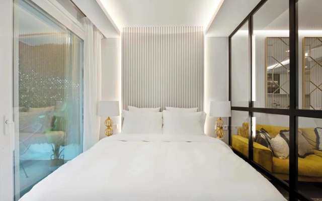 Golden Mile Lux Sea View Suite & Balcony