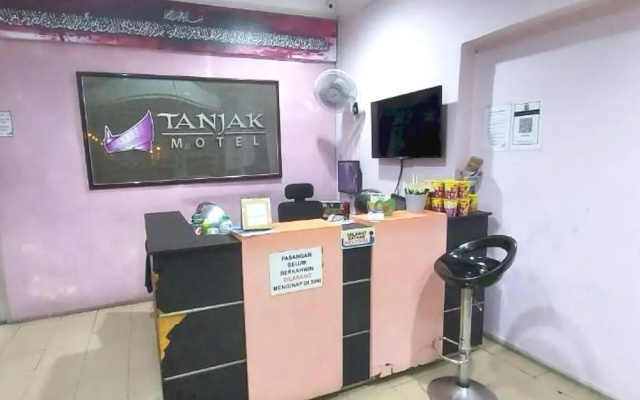 OYO 90937 Tanjak Hotel