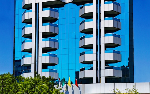 Avenue Hotel вид на фасад