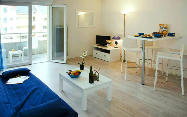 Coastal Stay With Pool in Grandcamp
