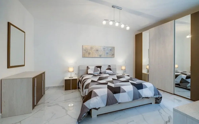 Stylish 2BR Apartment in Central St Julians