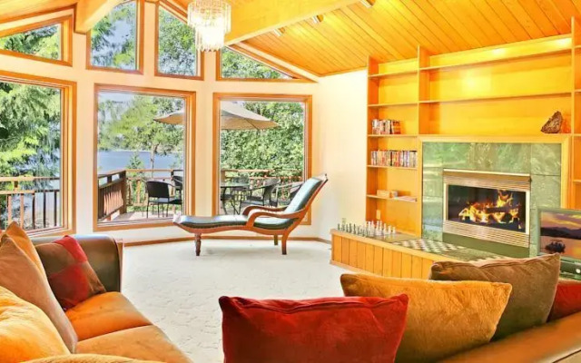Alteros Waterfront Retreat