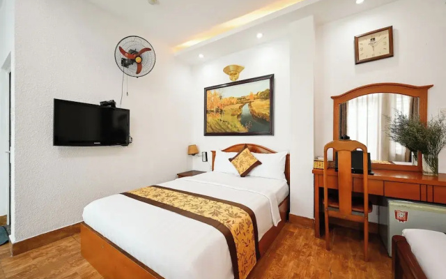 Queen Hotel Saigon Airport