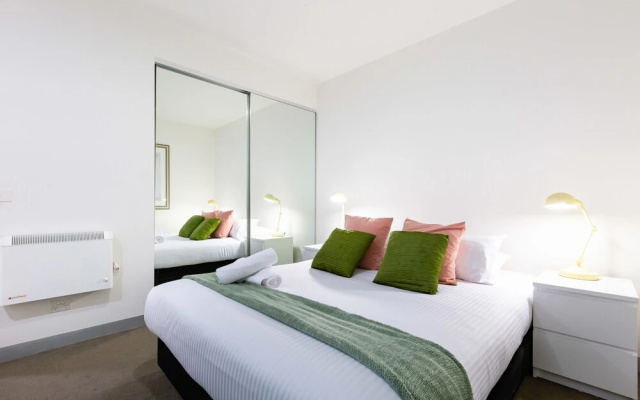 Raphael 2Bdr Carlton Apartment