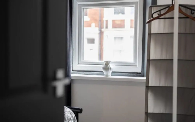 Stylish 3BR Gateshead Home Free Parking Sleeps 6