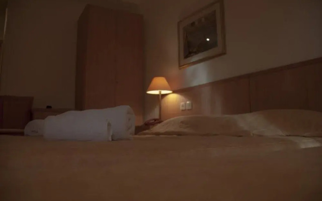 Saronis Hotel