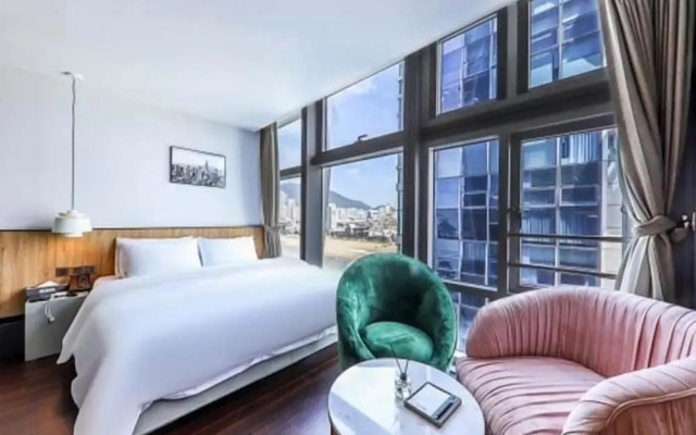 Gray 193 Hotel