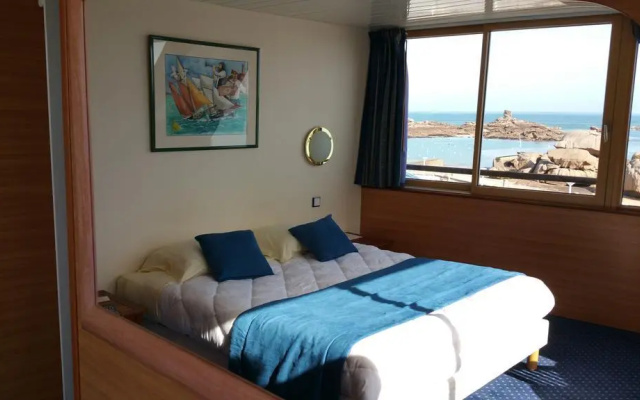 Hotel De La Mer