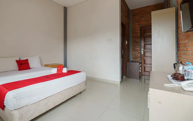 RedDoorz Plus @ Lodaya Gunung Geulis Puncak