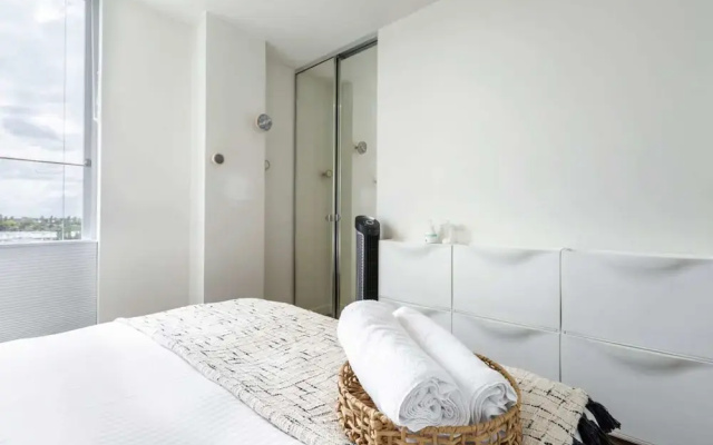 Stunning View 2-bed in Port Melbourne w/ Parking