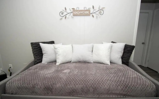 House - Sleeps 9 - Parking - Patio