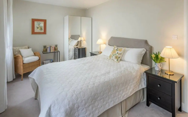 Bright Flat for 6, Near Victoria and Warwick sq