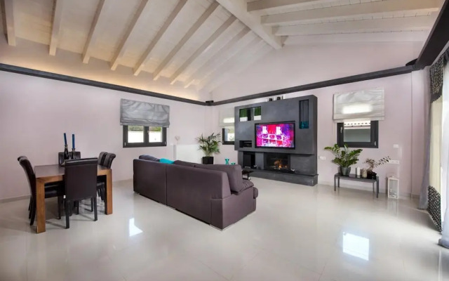 Villa Black White Dassia