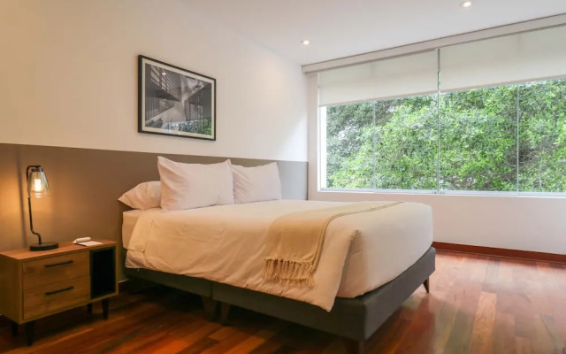 w Graceful 1BR With Balcony in Miraflores