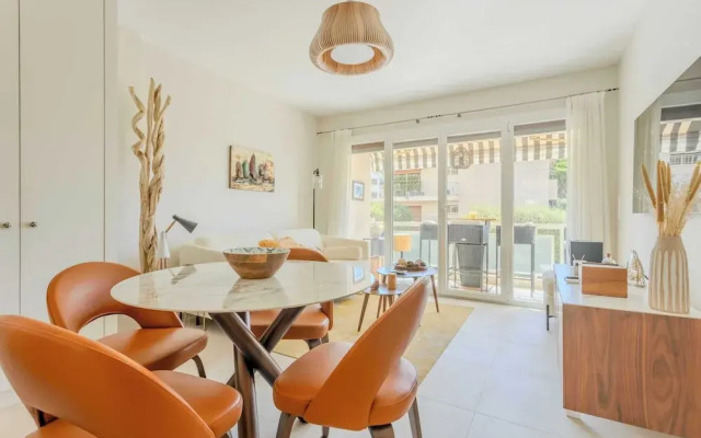 Bright, A/C Apartment With sea View - Antibes