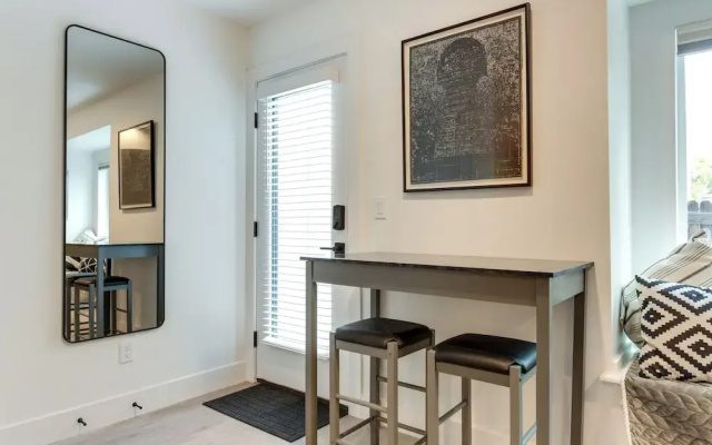 Jefferson Park Apartment: Walk to Empower Field!