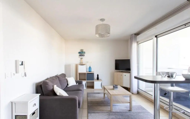 Air-conditioned studio with furnished terrace and parking