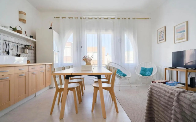 Superbe Appartement, Balcon Vue Mer, 3 Chambres!
