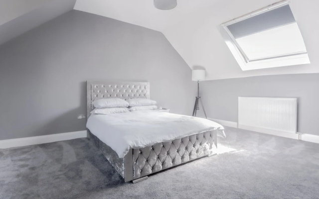 4 Bed-sleeps 8- Free Parking-pets-hot Tub