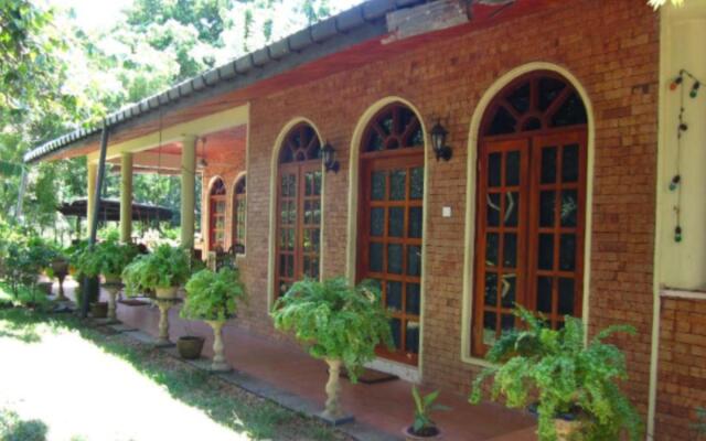 Отель Elephant Camp Guesthouse вид на фасад