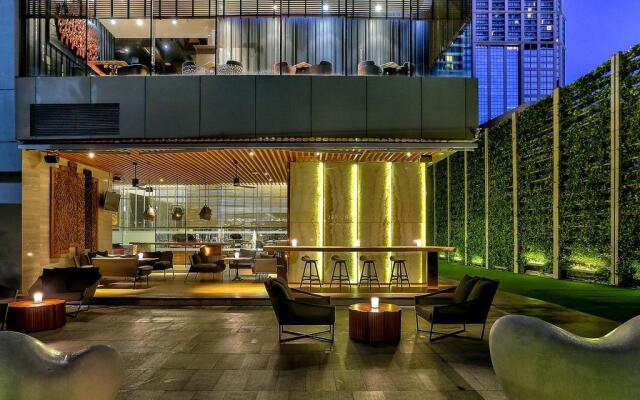 Отель Hilton Sukhumvit Bangkok Таиланд, Бангкок - отзывы, цены и фото номеров - забронировать отель Hilton Sukhumvit Bangkok онлайн вид на фасад