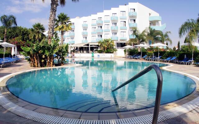 Отель Lantiana Gardens Aparthotel бассейн