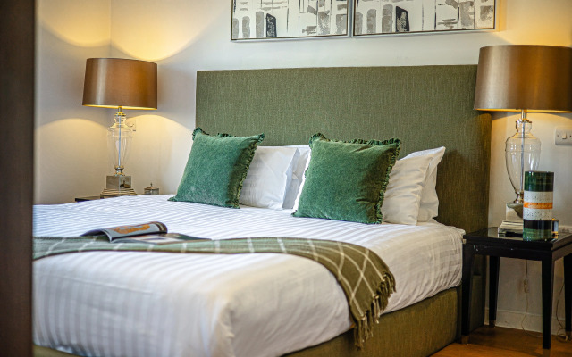 Gloucester Road Apartments by DMONTRIO