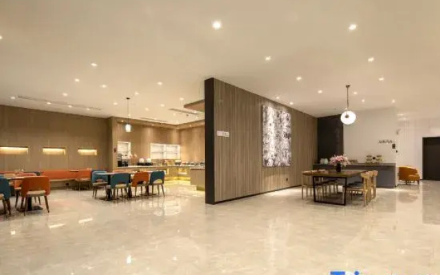 HanTing Hotel (Huangshi North Railway Station Baima Road)