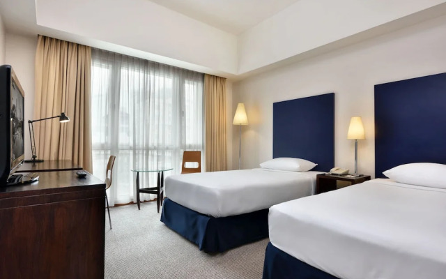 Capitol Deluxe Twin room (twin beds) · Hotel Capitol Kuala Lumpur — photo 2