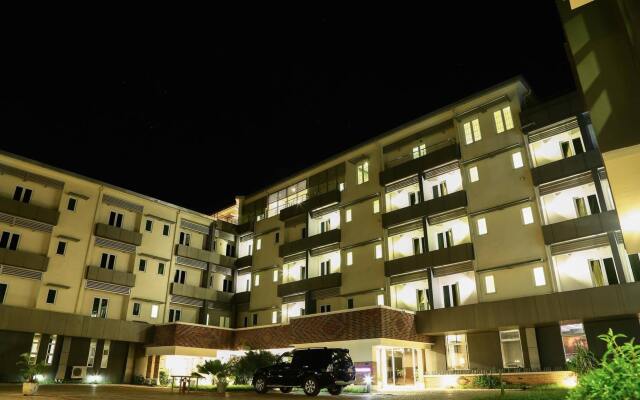 Отель Golden Tulip Essential Benin City вид на фасад