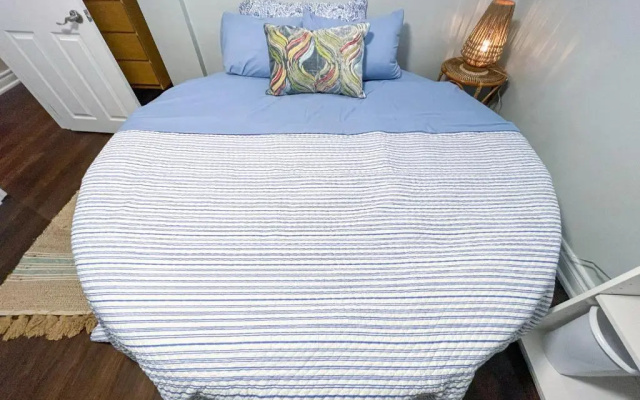 Spacious & Renovated 1BD Suite w/parking