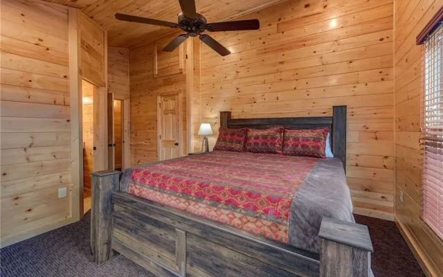 Majestic Manor - Three Bedroom Cabin
