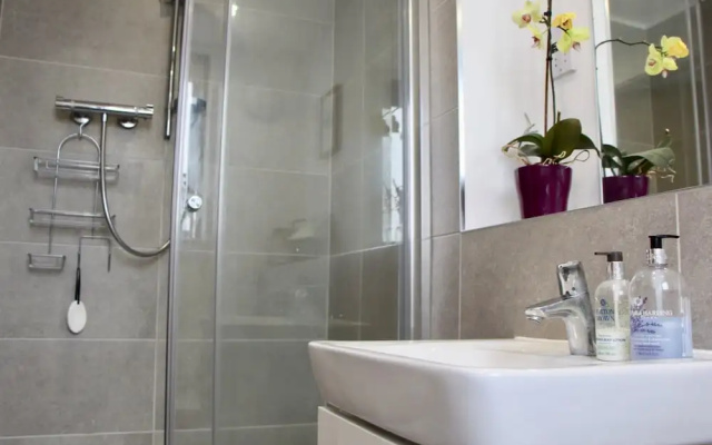 2 Bedroom Edinburgh Apartment In Great Location