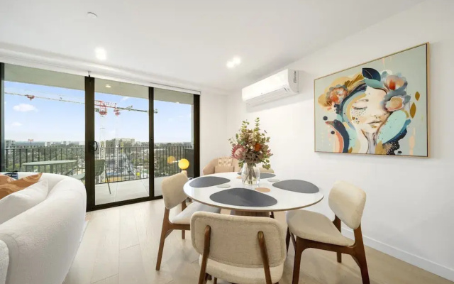 Sleek Inner-city 2-bed With Swimming Pool & BBQ