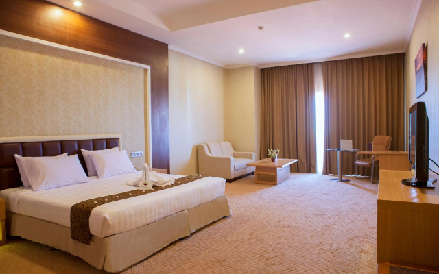 Surabaya Suites Hotel Powered by Archipelago