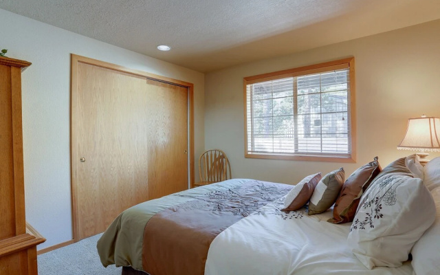 Pet-Friendly 13 Ollalie Home features Double Car Garage by RedAwning