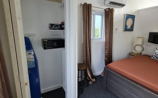 Bell At The Airport Suites - Adults Only