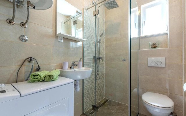 Nice Home in Podstrana With Wifi and 2 Bedrooms