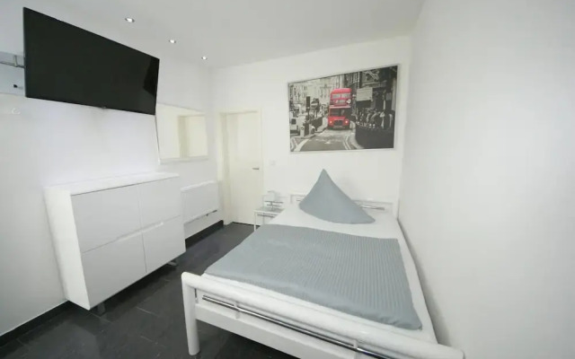 Hotel am Rosenplatz 24-hour check-in, free parking, guest kitchen